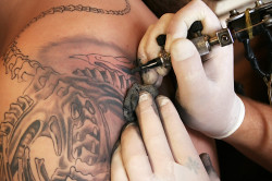 Заражение гепатитом во время нанесения татуировки